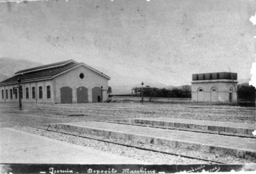 Isernia 1894 circa, rimessa locomotive e, sulla destra, serbatoio acqua.